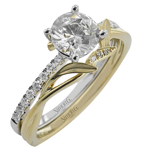Cushion - Cut Women's Diamond Rings in Platinum with a Soft and Romantic AppearanceWedding Set in 18k Gold with Diamonds Cushion - Cut Women's Diamond Rings in Platinum with a Soft and Romantic AppearanceWedding Set in 18k Gold with Diamonds